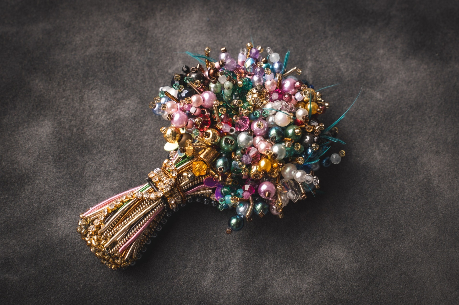 Ikonická Česká brož "Barevná kytice" pro první dámu Evu Pavlovou k příležitosti focení do modního časopisu VOGUE, foto: Lucie Tomanová, www.ceskebroze.cz