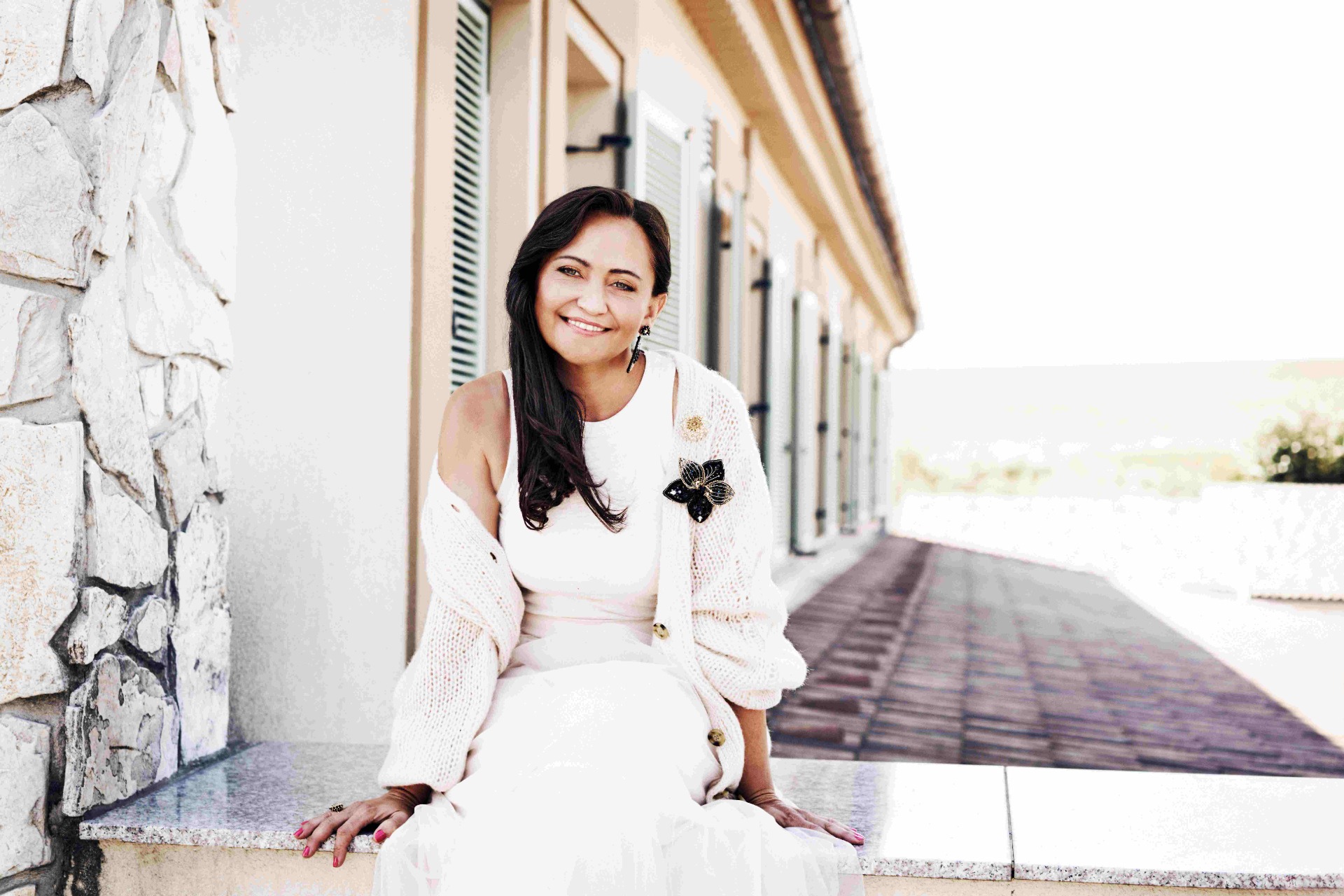 Zakladatelka značky České brože Lucie Tomanová při focení nové kolekce šperků "Tajemná orchidej" v prostředí Moravského Toskánska, kde se konají kouzelné svatby - ve Vinařství SPIELBERG v Archlebově, www. spielberg.cz, foto: J. Jabůrková, J. Turek