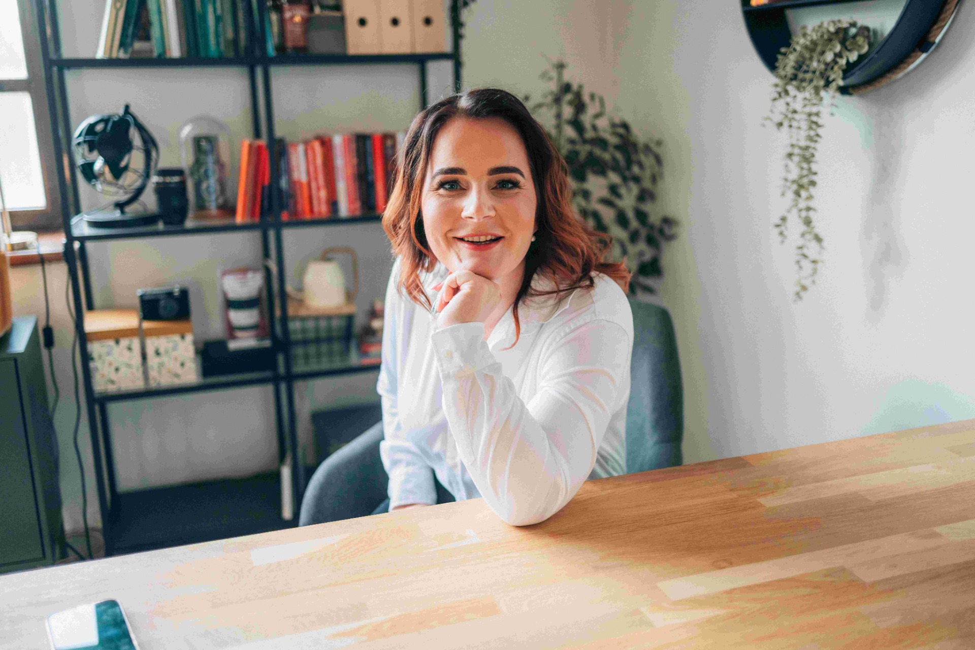 Svatební koordinátorka a zakladatelka svatební značky Můj Sen. Pomáhá nevěstám prožít svatbu s klidem, lehkostí a důvěrou. Věří, že dokonalý svatební den nevzniká kontrolou, ale pocitem bezpečí a podpory. Pracuje se snoubenci po celé České republice.